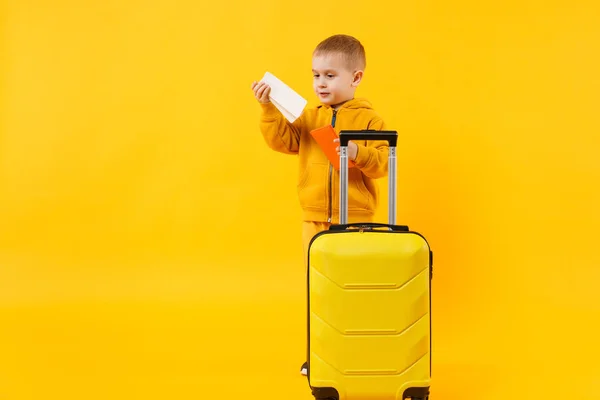 Kleine Reiziger Toeristische Jongen Jongen Jaar Oude Geïsoleerd Geel Oranje — Stockfoto
