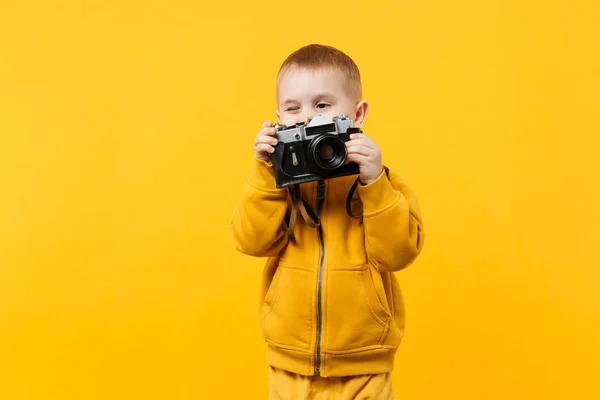 Dítě Chlapeček Let Žluté Oblečení Držet Fotoaparát Izolované Oranžové Zdi — Stock fotografie
