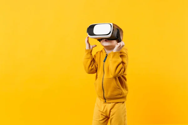 Pequeño Niño Divertido Años Edad Con Ropa Amarilla Auriculares Los —  Fotos de Stock