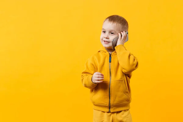 Dítě Pohodě Kluk Let Žluté Oblečení Mluvit Mobilním Telefonu Izolované — Stock fotografie