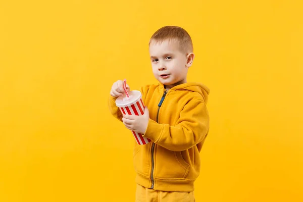 Wesoły Dzieciak Chłopiec Lat Noszenie Ubrania Żółty Trzymać Kubek Sody — Zdjęcie stockowe