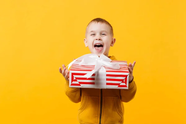 Malé Dítě Chlapec Let Nošení Žluté Oblečení Drží Krabičky Izolované — Stock fotografie