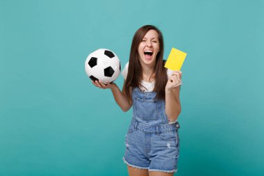 Genç kadın futbol fan destek takımı futbol topu, sarı kart ile gülüyor teklif oyuncu mavi turkuaz duvar arka plan üzerinde izole alanından emekli. İnsanların duyguları, spor aile eğlence kavramı