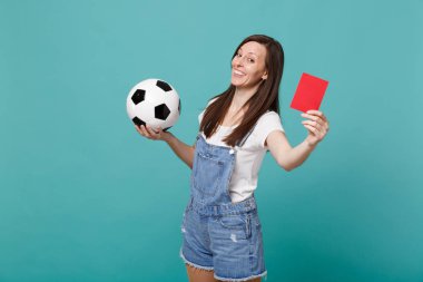 Genç kadın futbol fan destek takımı futbol topu, kırmızı kart ile gülümseyen alay oyuncu teklif üzerinde mavi turkuaz renkli izole alanından emekli. İnsanların duyguları, spor aile eğlence kavramı