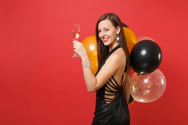 Vista Lateral Jovem Deslumbrante Vestido Preto Comemorar Segurando Copo Balões — Fotografia de Stock