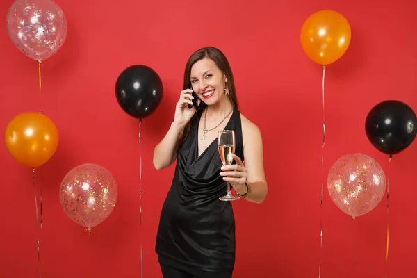 Menina Agradável Vestido Preto Mantenha Copo Champanhe Fale Telefone Celular — Fotografia de Stock