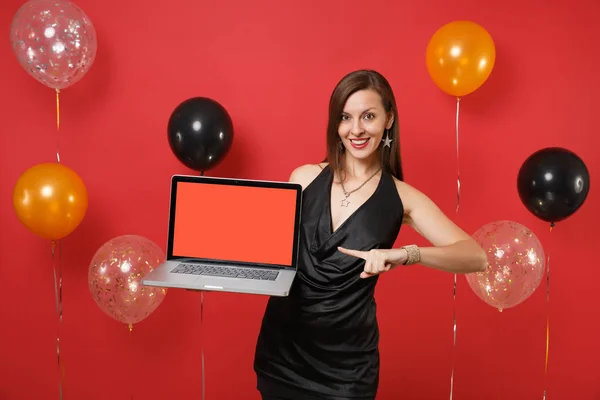 Mulher Atraente Vestido Preto Apontando Dedo Indicador Computador Laptop Com — Fotografia de Stock