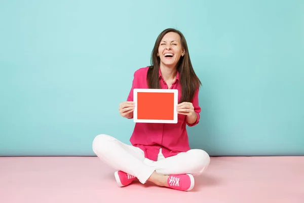 Mujer Retrato Cuerpo Entero Blusa Camisa Rosa Pantalones Blancos Sentados — Foto de Stock