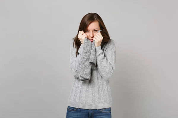 Mujer Joven Congelante Suéter Gris Envuelto Bufanda Aislada Retrato Estudio — Foto de Stock