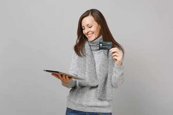 스웨터에 여자를 태블릿 컴퓨터와 바탕에 격리를 스카프 라이프 스타일 온라인 — 스톡 사진