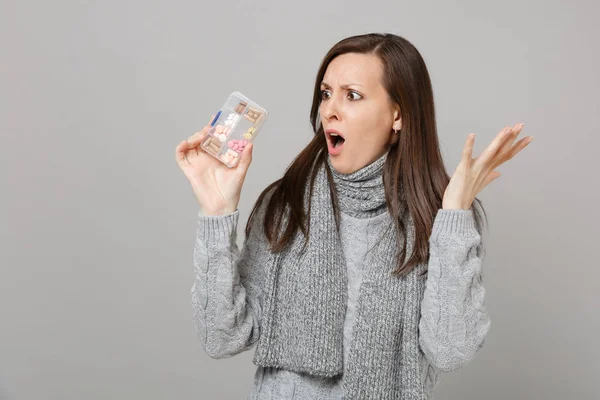 Geschokt Jonge Vrouw Grijze Trui Sjaal Verspreiden Handen Houden Dagelijks — Stockfoto