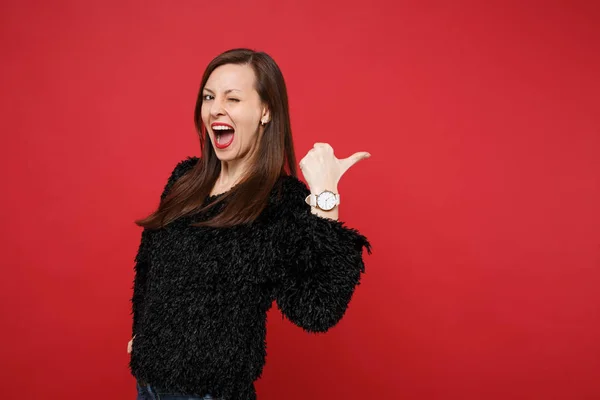 Lustige Junge Frau Pelzpullover Die Den Mund Weit Offen Hält — Stockfoto