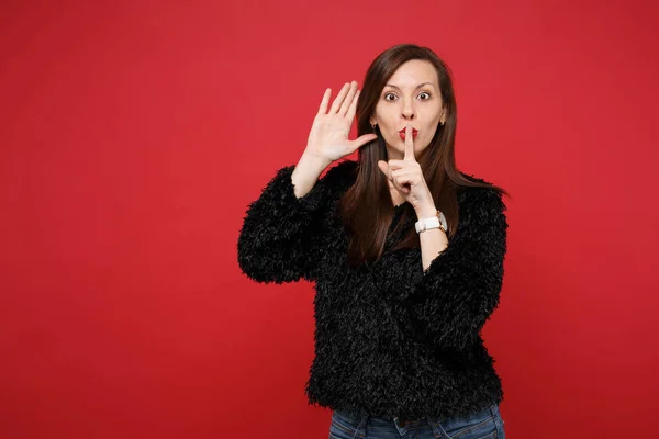 Ung Kvinna Säger Hysch Vara Tyst Med Finger Läppar Shhh — Stockfoto