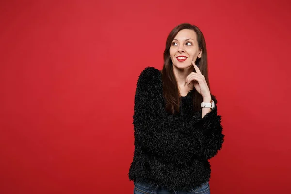 Retrato Una Joven Soñadora Suéter Piel Negra Mirando Hacia Arriba — Foto de Stock