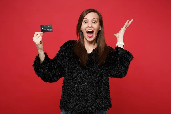 Überraschte Junge Frau Schwarzem Pelzpullover Mit Weit Aufgespreizten Händen Kreditkarte — Stockfoto