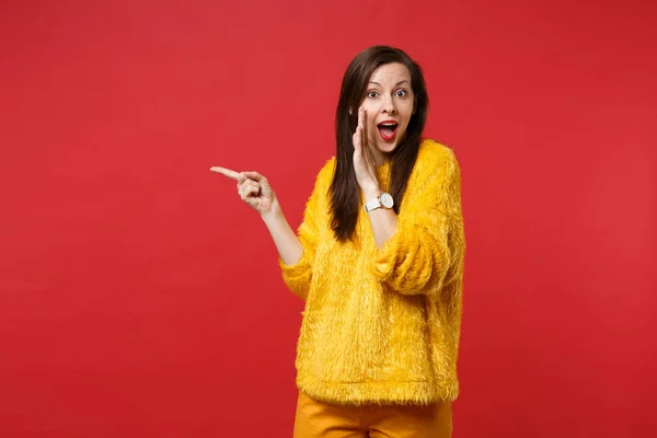 Giovane Donna Scioccata Maglione Pelliccia Gialla Indicando Dito Indice Parte — Foto Stock