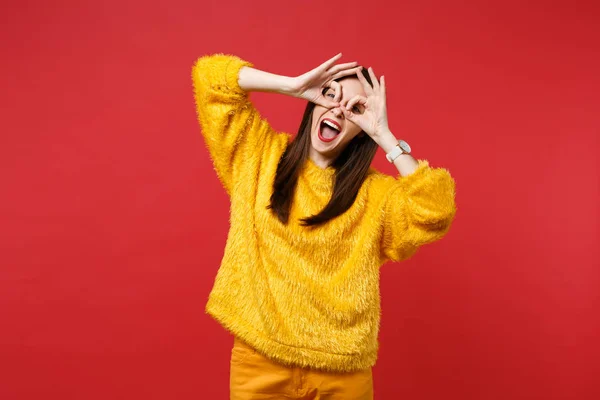 Mujer Joven Divertida Suéter Piel Amarilla Cogida Mano Cerca Los — Foto de Stock