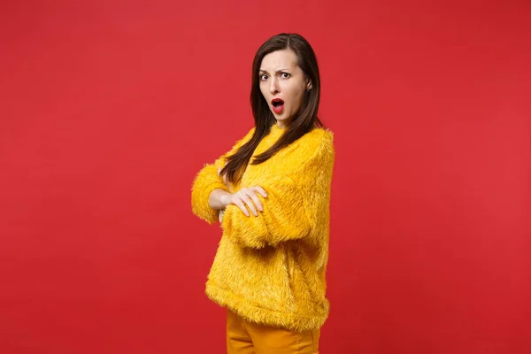 Retrato Mujer Joven Irritada Disgustada Suéter Piel Amarilla Que Jura — Foto de Stock