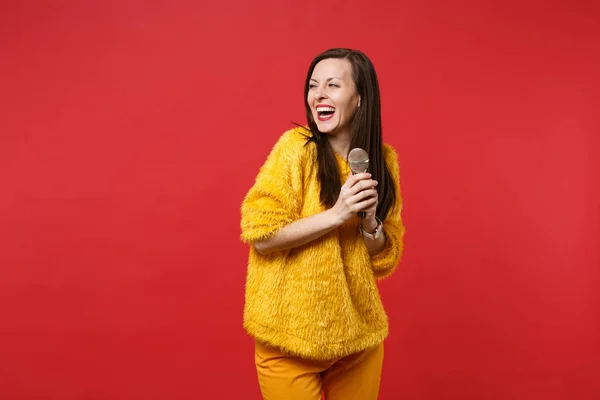 Mujer Joven Riendo Suéter Piel Amarilla Mirando Lado Cantar Canción — Foto de Stock