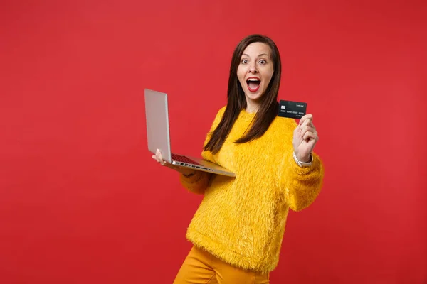 Enthousiast Jonge Vrouw Geel Bont Trui Houden Mond Wijd Open — Stockfoto