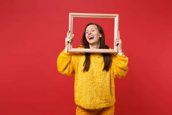 Portrét Smíchem Mladá Žena Žlutou Srst Svetr Zavřel Oči Drží — Stock fotografie