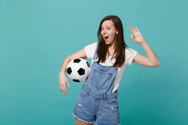 Забавная Молодая Женщина Футбольный Болельщик Подбодрить Любимую Команду Футбольным Мячом — стоковое фото