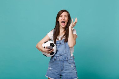 Genç kadın futbol fan istimal hareket eden telefon, eller üzerinde mavi turkuaz renkli izole yayılan futbol topu ile çığlık ağlıyor. İnsanların duyguları, spor aile eğlence kavramı. Kopyalama alanı alay
