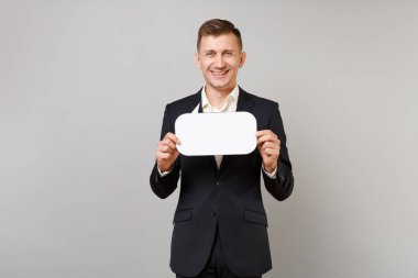 Genç gülümseyen iş adamı siyah elbiseli boş boş Say bulut, konuşma balonu promosyon içerik üzerinde izole gri arka plan için basılı tutun. Başarı kariyer servet iş kavramı. Kopyalama alanı alay