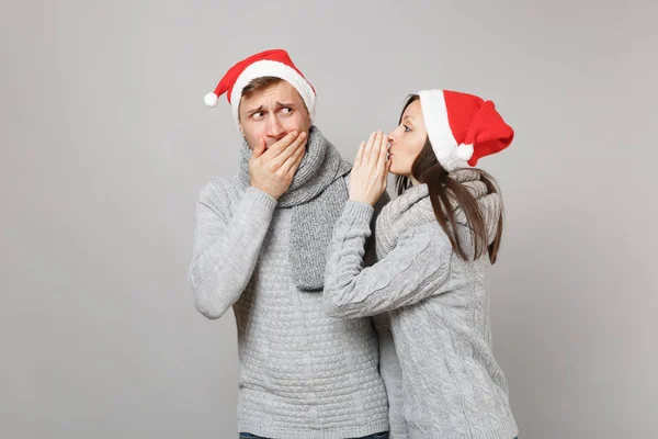 Vrolijk Plezier Paar Meisje Jongen Rood Santa Kerst Hoed Grijs — Stockfoto