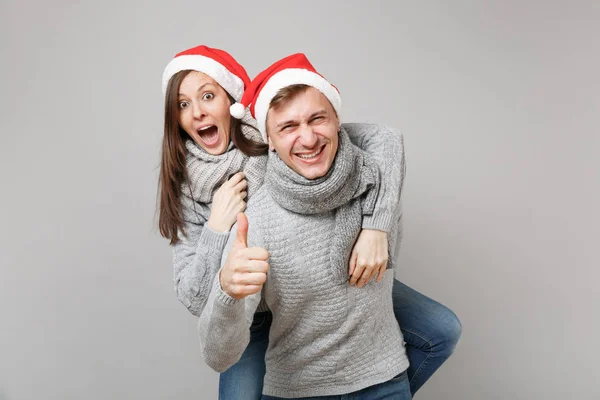 Diversão Alegre Casal Menina Cara Vermelho Chapéu Natal Santa Camisolas — Fotografia de Stock