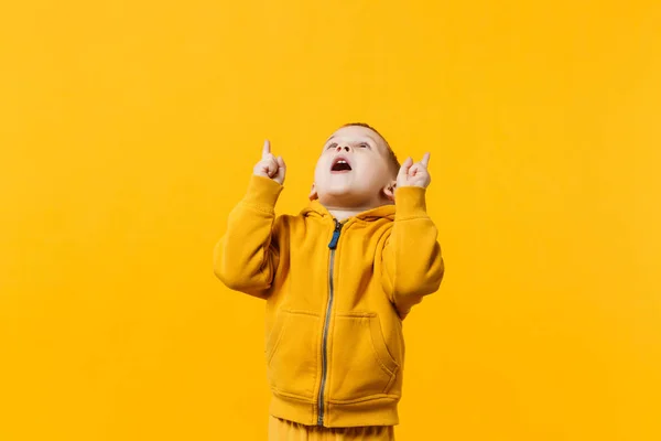 Roztomilé Dítě Chlapeček Let Žluté Oblečení Samostatný Zářivě Oranžové Zdi — Stock fotografie