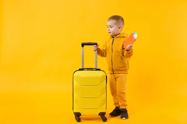 Μικρό Ταξιδιώτη Τουριστικά Παιδί Αγόρι Ετών Απομονώνονται Studio Φόντο Κίτρινο — Φωτογραφία Αρχείου