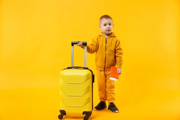 Маленький Мандрівник Туристичний Хлопчик Роки Ізольований Жовтій Оранжевій Стіні Фонової — стокове фото
