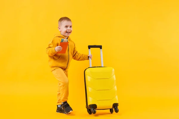 Kleine Reisende Touristenkind Junge Jahre Alt Isoliert Auf Gelb Orangefarbenen — Stockfoto