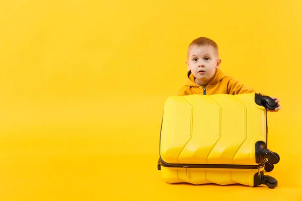 Petit Garçon Touriste Voyageur Ans Isolé Sur Fond Mur Jaune — Photo