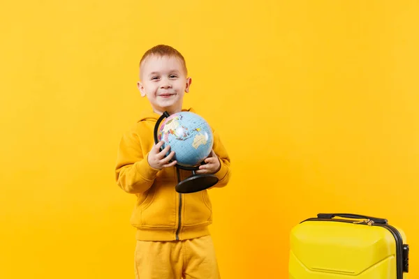 少し旅行観光子供男の子 歳黄色オレンジ色の壁の背景スタジオに分離されました 週末の息抜きに旅行に海外旅行の乗客 空気飛行の旅のコンセプトです モックアップ コピー スペース — ストック写真