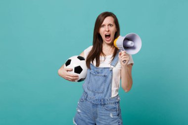 Megafon içinde şok kız futbol fan çığlık mavi turkuaz arka plan üzerinde izole futbol topu ile favori takım destekler. İnsanların duyguları, spor aile eğlence yaşam tarzı kavramı. Kopyalama alanı alay