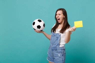 Şok kadın futbol fan destek takımı futbol topu, sarı kartla oyuncu teklif alanından emekli, küfür izole mavi turkuaz arka plan üzerinde. İnsanların duyguları, spor aile eğlence kavramı
