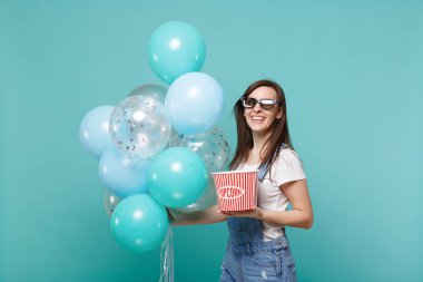 3d gözlük kova patlamış mısır renkli hava balonları ile kutluyor tutun film film izlerken neşeli kız mavi turkuaz arka plan üzerinde izole. Doğum günü tatil partisi, sinema kavramı duygular