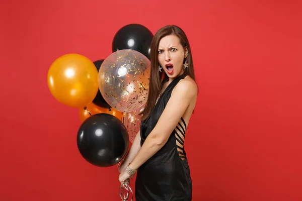 Impresionante Mujer Joven Irritada Pequeño Vestido Negro Sosteniendo Globos Aire — Foto de Stock