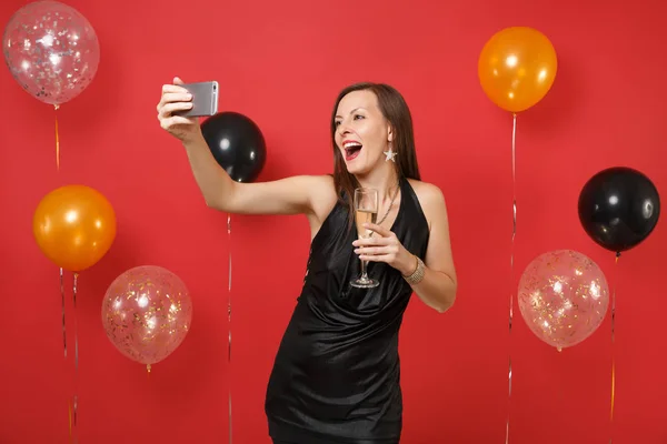 흥분된 샴페인 드레스에 Selfie 빨간색 배경에 풍선에 전화에 — 스톡 사진