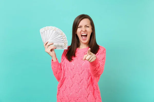 Giovane Donna Pazza Maglione Rosa Urlando Indicando Indice Sulla Macchina — Foto Stock