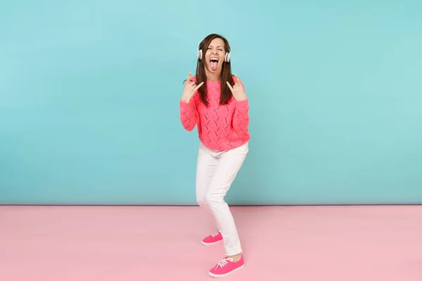 Retrato Comprimento Total Jovem Feliz Camisola Rosa Malha Calças Brancas — Fotografia de Stock