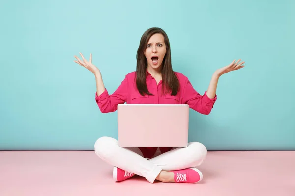 Retrato Longitud Completa Mujer Joven Camisa Rosa Blusa Pantalones Blancos —  Fotos de Stock