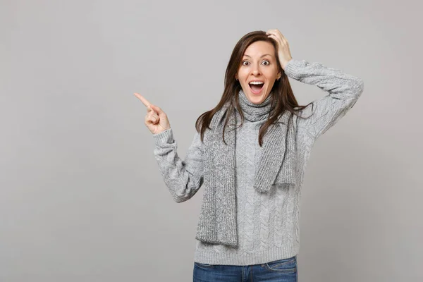 Mujer Excitada Suéter Gris Bufanda Señalando Dedo Índice Lado Poniendo — Foto de Stock