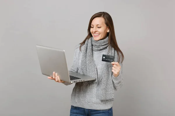 스웨터에 여자를 노트북 컴퓨터 카드에 스카프 라이프 스타일 온라인 컨설팅 — 스톡 사진