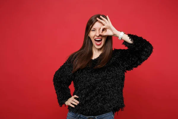 Zabawny Młoda Kobieta Futro Sweter Trzymając Rękę Pobliżu Oczu Naśladując — Zdjęcie stockowe