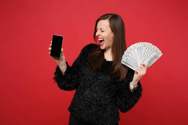 狂気の少女は 空白の空の画面 ドル紙幣 赤の背景に分離された現金お金のお金のファンに携帯電話を保持します の心から感情ライフ スタイルのコンセプト コピー スペースをモックアップします — ストック写真