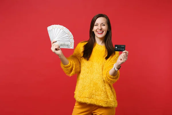 Joyful Jovem Mulher Camisola Pele Amarela Segurar Cartão Crédito Bancário — Fotografia de Stock