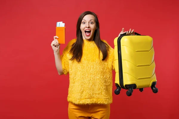 Zaskoczony Młoda Kobieta Futro Żółty Sweterek Otwarte Usta Walizka Paszport — Zdjęcie stockowe